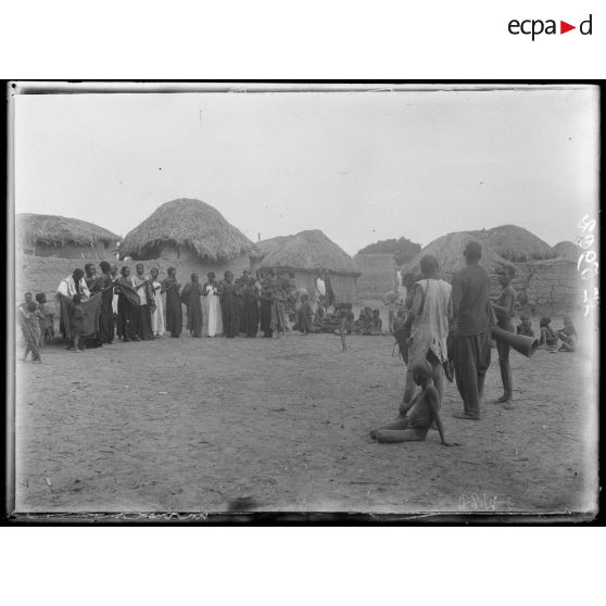 Route de Mora à Kousseri. Kala-Kafra. Une rue du village. [légende d'origine]