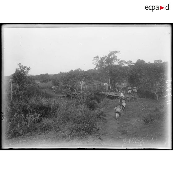 Route de Tingéré à Banyo. A 2h1/2 au sud de M'Banti, passage d'un mayo. [légende d'origine]