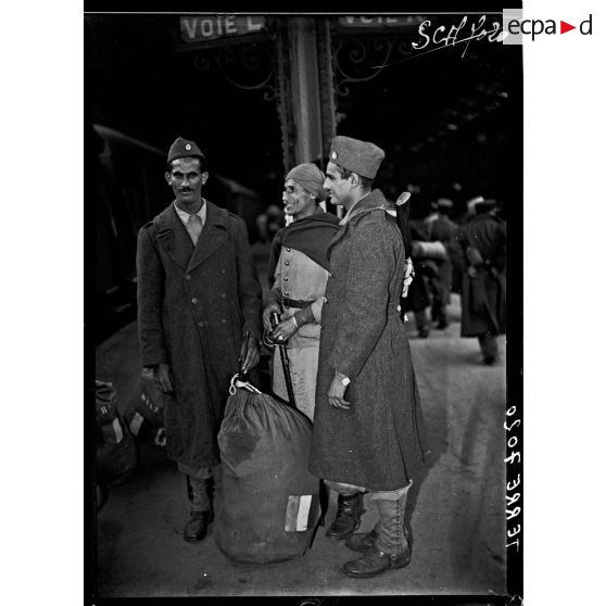 Arrivée d'un détachement de la France Libre en gare de Lyon à Paris.