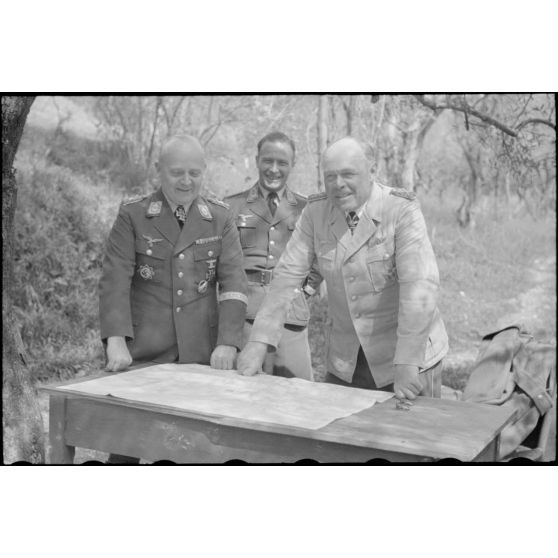 En Italie, le maréchal (Generalfeldmarschal) Albert Kesselring et Richard Heydrich évoquent la situation de la bataille de Cassino.