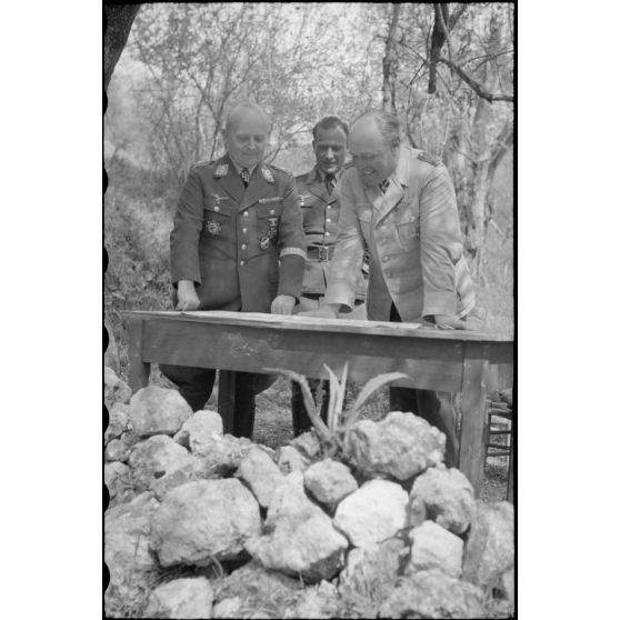 En Italie, le maréchal (Generalfeldmarschal) Albert Kesselring et Richard Heydrich évoquent la situation de la bataille de Cassino.