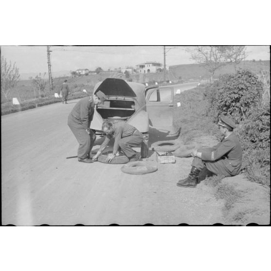 En Italie, dans le secteur de Cassino, la voiture des reporters de la section de propagagande aéroportée vient de subir une crevaison.