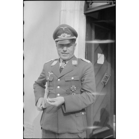 Portrait du colonel (Oberst) Karl-Lothar Schulz, commandant le 1er régiment aéroporté allemand (Fallschirmjäger-Regiment 1).