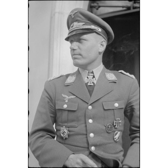 Portrait du colonel (Oberst) Karl-Lothar Schulz, commandant le 1er régiment aéroporté allemand (Fallschirmjäger-Regiment 1).