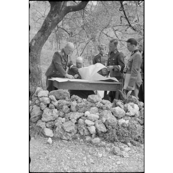 En Italie, le maréchal (Generalfeldmarschal) Albert Kesselring et Richard Heydrich évoquent la situation de la bataille de Cassino.