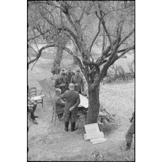 En Italie, le maréchal (Generalfeldmarschal) Albert Kesselring et Richard Heydrich évoquent la situation de la bataille de Cassino.