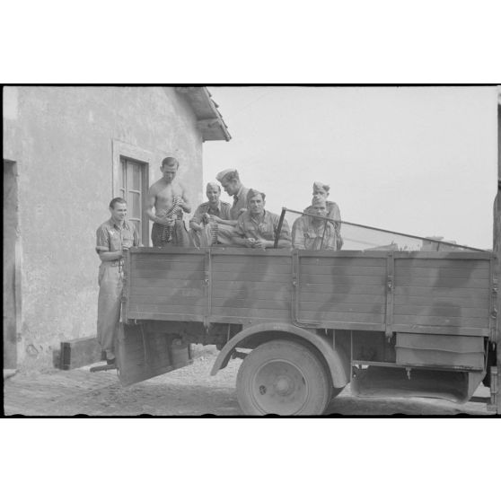 Prise en compte du ravitaillement dans un dépôt de l'armée de l'air allemande.