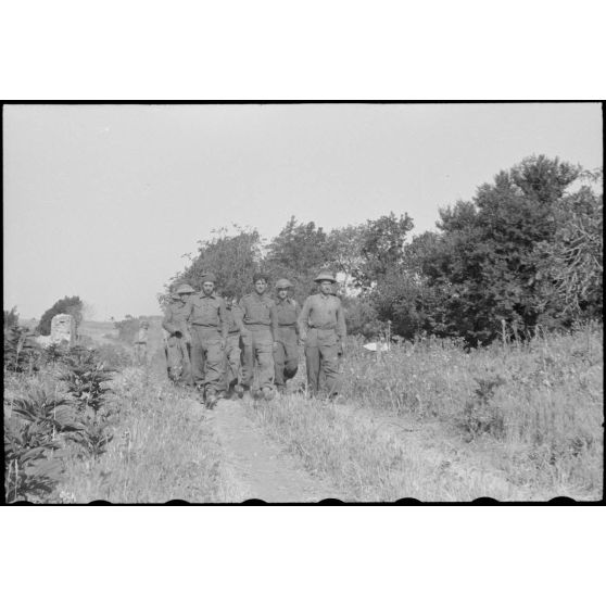 En Italie, sur le front d'Anzio-Nettuno (Latium), des soldats de la 5e division d'infanterie britannique (5th infantry division) capturés par des parachutistes de la 4e division aéroportée allemande (4.Fallschirmjäger-Division).