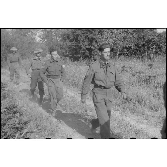 En Italie, sur le front d'Anzio-Nettuno (Latium), des soldats de la 5e division d'infanterie britannique (5th infantry division) capturés par des parachutistes de la 4e division aéroportée allemande (4.Fallschirmjäger-Division).