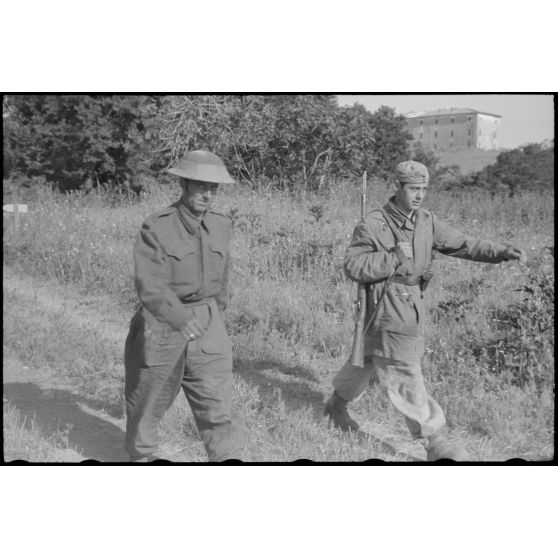 En Italie, sur le front d'Anzio-Nettuno (Latium), des soldats de la 5e division d'infanterie britannique (5th infantry division) capturés par des parachutistes de la 4e division aéroportée allemande (4.Fallschirmjäger-Division).