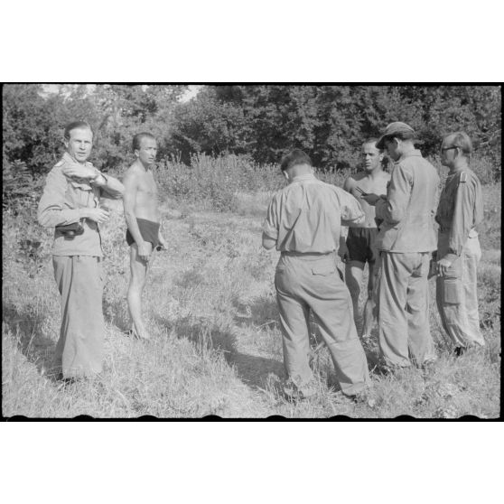 En Italie, sur le front d'Anzio-Nettuno (Latium), deux reporters de la section de propagande aéroportée en présence de parachutistes de la 4e division aéroportée allemande (4.Fallschirmjäger-Division).