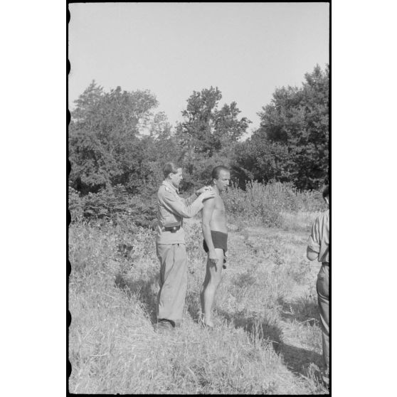 En Italie, sur le front d'Anzio-Nettuno (Latium), deux reporters de la section de propagande aéroportée en présence de parachutistes de la 4e division aéroportée allemande (4.Fallschirmjäger-Division).