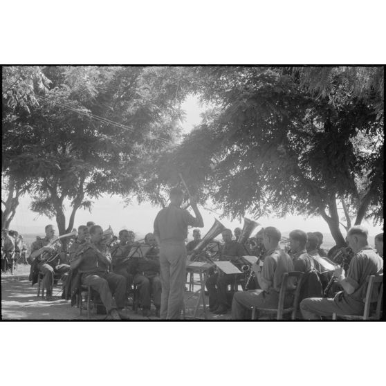 A Kastelli en Crète, un concert de musique militaire de la Luftwaffe en présence de militaires et de civils.