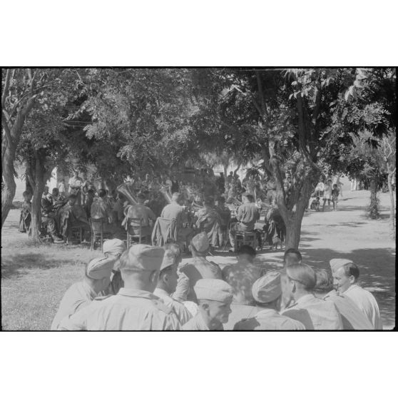 A Kastelli en Crète, un concert de musique militaire de la Luftwaffe en présence de militaires et de civils.