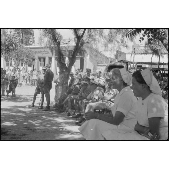 A Kastelli en Crète, un concert de musique militaire de la Luftwaffe en présence de militaires et de civils.