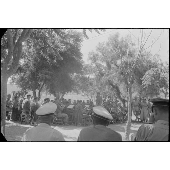 A Kastelli en Crète, un concert de musique militaire de la Luftwaffe en présence de militaires et de civils.