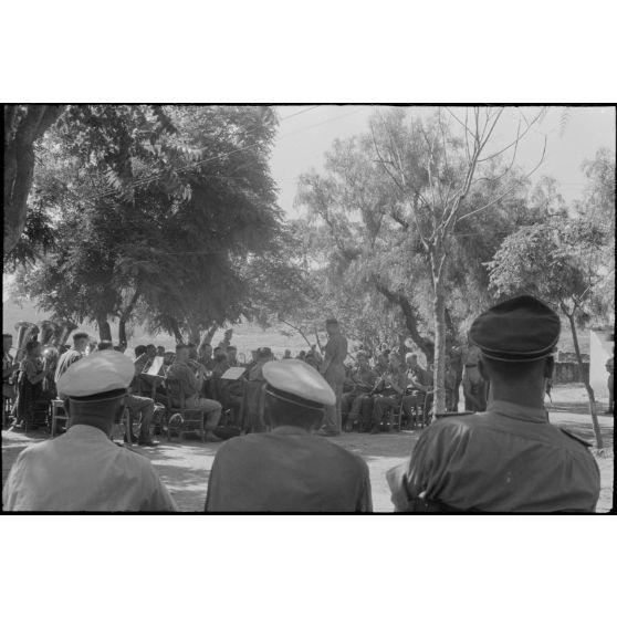 A Kastelli en Crète, un concert de musique militaire de la Luftwaffe en présence de militaires et de civils.