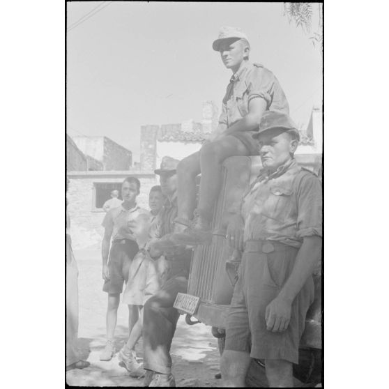 A Kastelli en Crète, un concert de musique militaire de la Luftwaffe en présence de militaires et de civils.