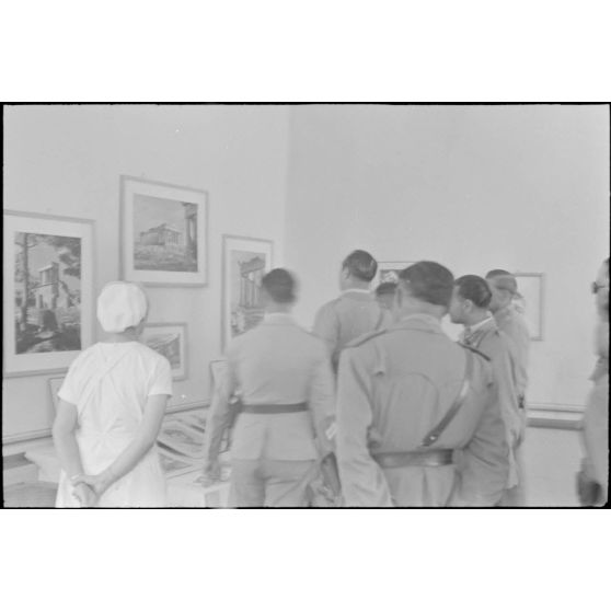 A Kastelli (Crète), un général de brigade de l'armée de terre italienne visite une exposition d'objets confectionnés par les soldats allemands.