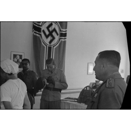 A Kastelli (Crète), un général de brigade de l'armée de terre italienne visite une exposition d'objets confectionnés par les soldats allemands.