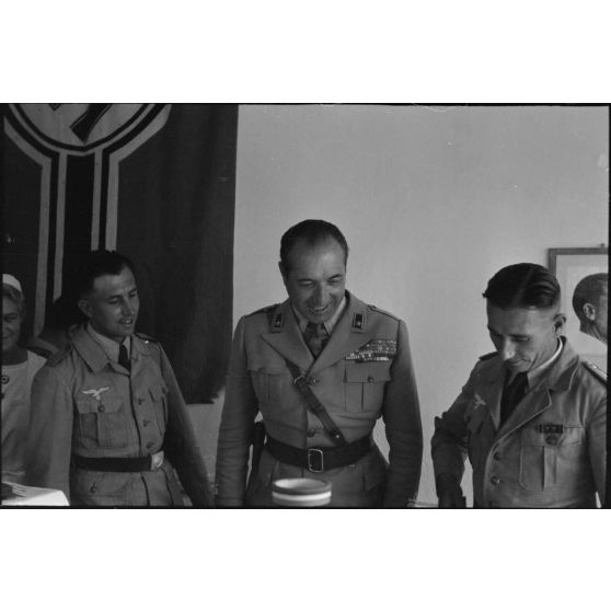 A Kastelli (Crète), un général de brigade de l'armée de terre italienne visite une exposition d'objets confectionnés par les soldats allemands.