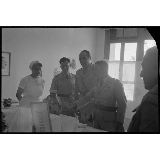 A Kastelli (Crète), un général de brigade de l'armée de terre italienne visite une exposition d'objets confectionnés par les soldats allemands.