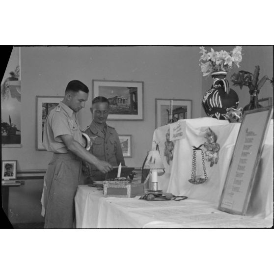 A Kastelli (Crète), un général de brigade de l'armée de terre italienne visite une exposition d'objets confectionnés par les soldats allemands.