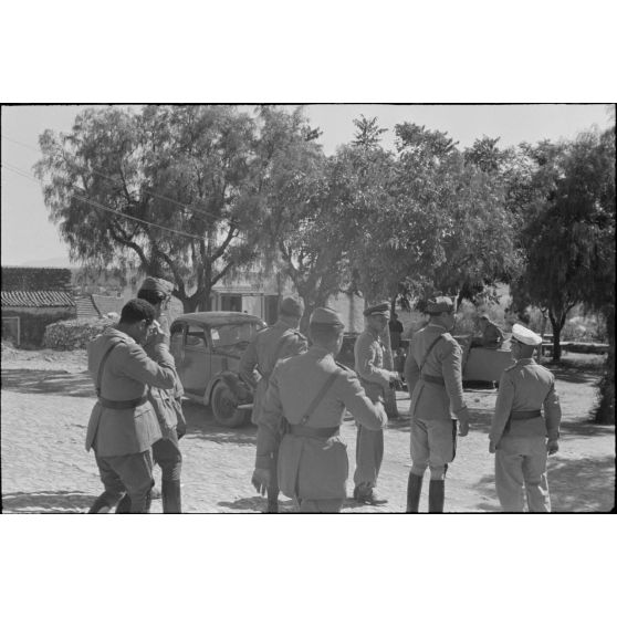 A Kastelli (Crète), un général de brigade de l'armée de terre italienne visite une exposition d'objets confectionnés par les soldats allemands.