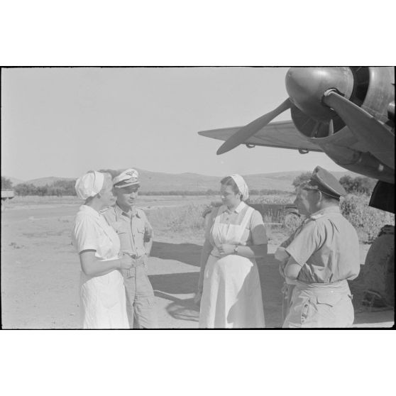 Sur le terrain de Kastelli, un équipage se prépare pour une mission à bord d'un Junkers Ju-88.