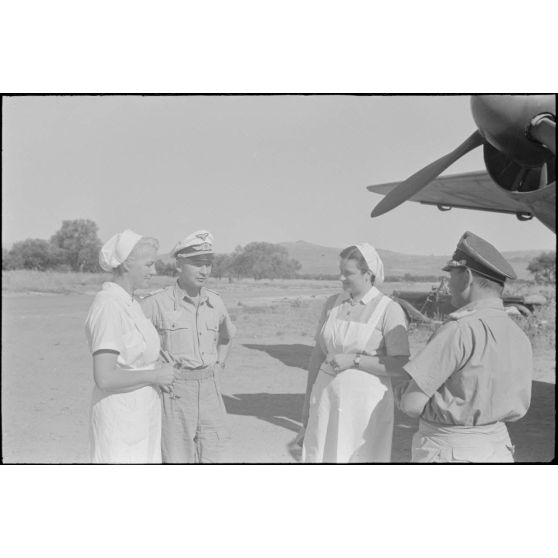 Sur le terrain de Kastelli, un équipage se prépare pour une mission à bord d'un Junkers Ju-88.