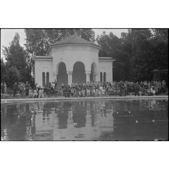 A Belgrade, un public nombreux est venu assister à des épreuves de natation (Schwimmfest).