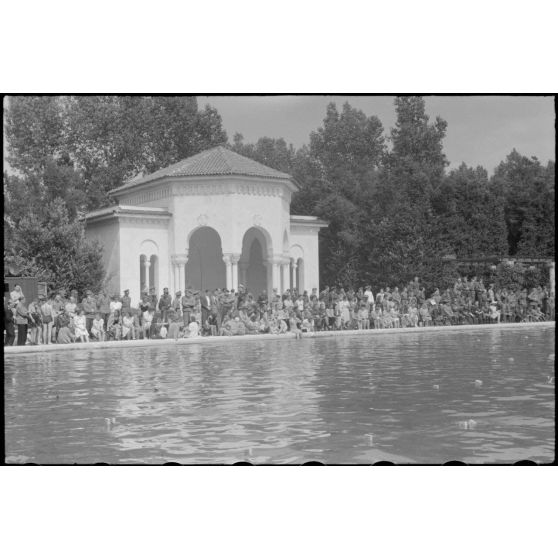 A Belgrade, un public nombreux est venu assister à des épreuves de natation (Schwimmfest).