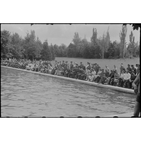 A Belgrade, un public nombreux est venu assister à des épreuves de natation (Schwimmfest).