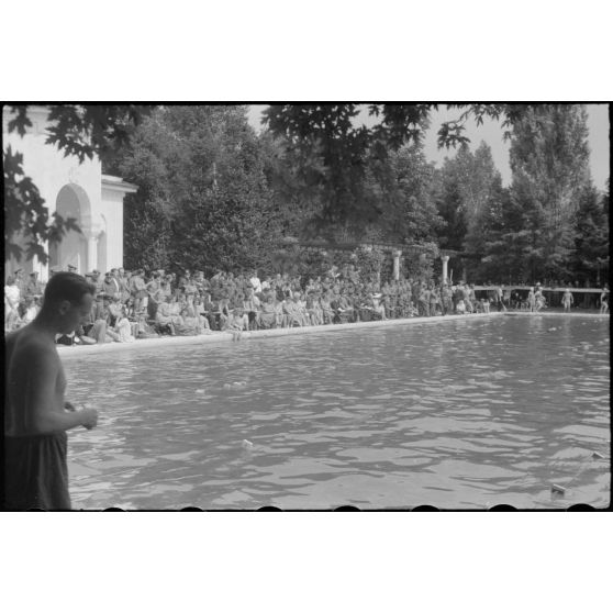 A Belgrade, un public nombreux est venu assister à des épreuves de natation (Schwimmfest).