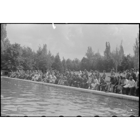 A Belgrade, un public nombreux est venu assister à des épreuves de natation (Schwimmfest).