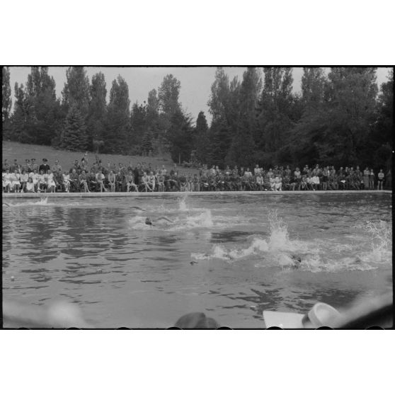 A Belgrade, un public nombreux est venu assister à des épreuves de natation (Schwimmfest).