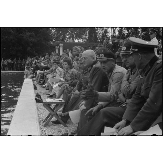 A Belgrade, un public nombreux est venu assister à des épreuves de natation (Schwimmfest).