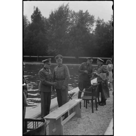 Le général (Generalmajor) Paul Bader, commandant en chef des forces allemandes dans le secteur serbe (Militärbefehlshaber in Serbien) assiste aux épreuves.