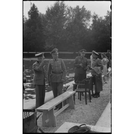 Le général (Generalmajor) Paul Bader, commandant en chef des forces allemandes dans le secteur serbe (Militärbefehlshaber in Serbien) assiste aux épreuves.