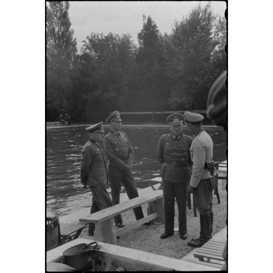 Le général (Generalmajor) Paul Bader, commandant en chef des forces allemandes dans le secteur serbe (Militärbefehlshaber in Serbien) assiste aux épreuves.