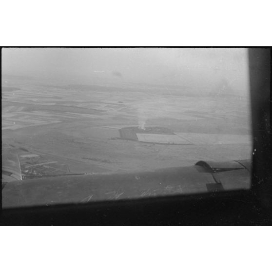 Vue aérienne d'un combat contre des résistants locaux, photographié depuis un bombardier Junkers Ju-88.