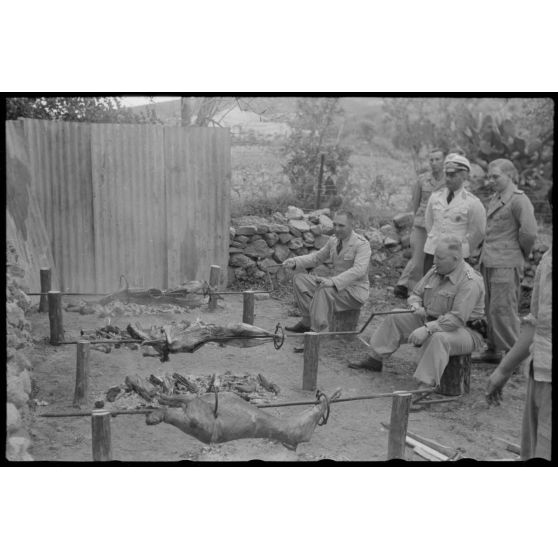 Des officiers de la Luftwaffe lors de la préparation d'un méchoui organisé au sein d'une unité de reconnaissance de l'armée de l'Air allemande (Aufklärungsgruppe).