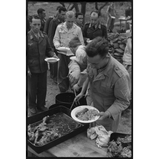 Un méchoui organisé au sein d'une unité de reconnaissance de l'armée de l'Air allemande (Aufklärungsgruppe).