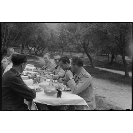 La table des officiers lors d'un méchoui organisé au sein d'une unité de reconnaissance de l'armée de l'Air allemande (Aufklärungsgruppe).