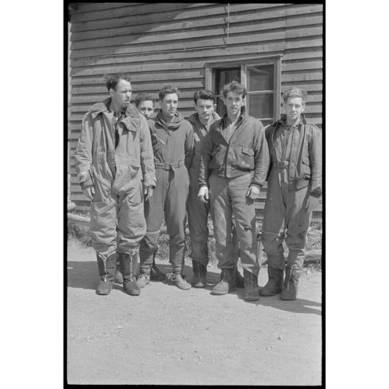 Portrait d'un équipage de bombardier de l'armée de l'air américaine (USAAF) rescapé du crash de leur appareil.