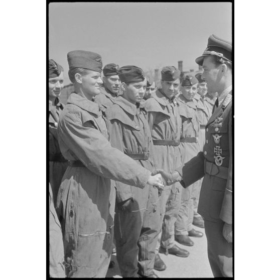 Un capitaine (Hauptmann) du Lehrgeschwader 1 (LG1) passe en revue les aviateurs de son unité avant de les féliciter.