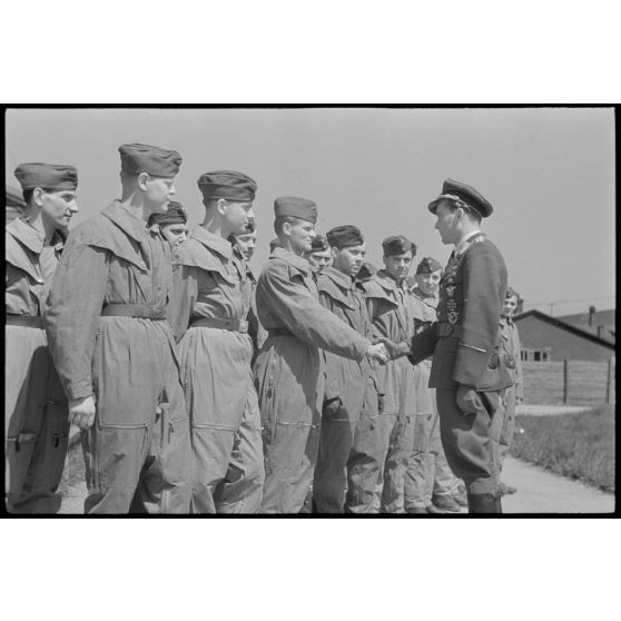 Un capitaine (Hauptmann) du Lehrgeschwader 1 (LG1) passe en revue les aviateurs de son unité avant de les féliciter.