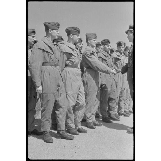 Un capitaine (Hauptmann) du Lehrgeschwader 1 (LG1) passe en revue les aviateurs de son unité avant de les féliciter.