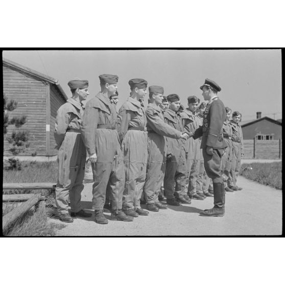 Un capitaine (Hauptmann) du Lehrgeschwader 1 (LG1) passe en revue les aviateurs de son unité avant de les féliciter.