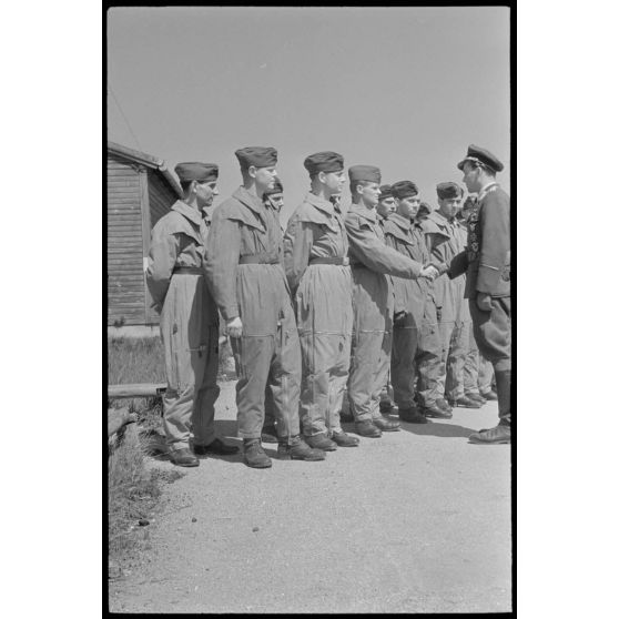 Un capitaine (Hauptmann) du Lehrgeschwader 1 (LG1) passe en revue les aviateurs de son unité avant de les féliciter.